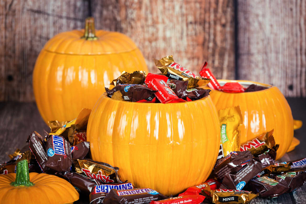 This Halloween, are king-sized candy bars a better deal than fun-sized ones? — MarketWatch